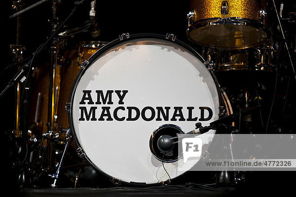 Schriftzug Amy Macdonald auf Schlagzeug  schottische Singer-Songwriterin Amy Macdonald live im Hallenstadion Zürich  Schweiz  Europa