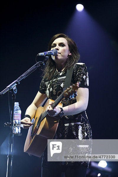 Die schottische Singer-Songwriterin Amy Macdonald live im Hallenstadion Zürich  Schweiz  Europa