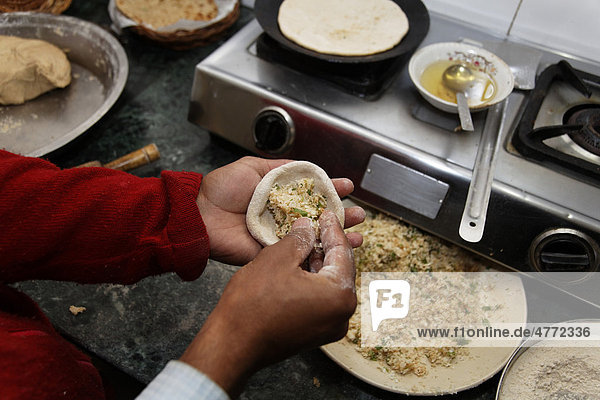 Herstellung von Paratha indisches Brot mit würziger Füllung Bhowali Uttarakhand Nordindien Indien Asien
