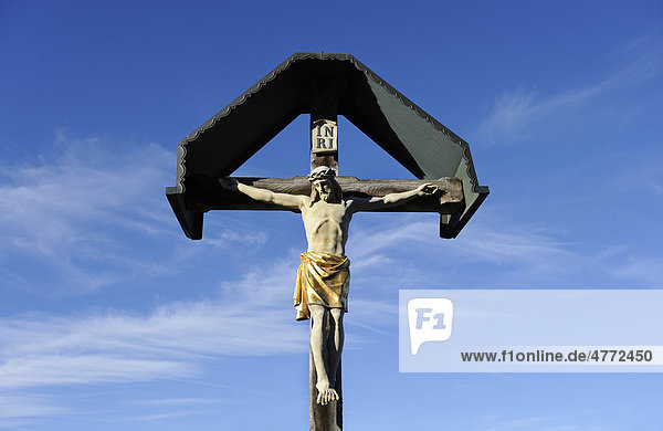 Kruzifix auf dem Friedhof von Gelting  Oberbayern  Bayern  Deutschland  Europa