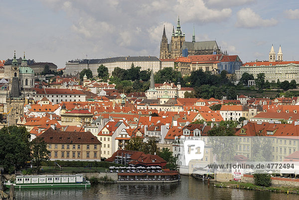 Blick vom Altstädter Brückenturm auf die Moldau und den Hradschin mit Veitsdom  St.-Veits-Dom  Prag  Tschechische Republik  Europa