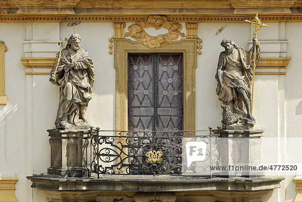 Balkon mit Heiligenfiguren über dem Portal der Loretto-Kirche  hl. Josef mit Lilien und hl. Johannes der Täufer mit Kreuz und Lamm  Prag  Tschechische Republik  Europa
