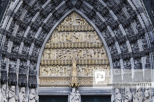 Ausschnitt  Hauptportal Kölner Dom  Westfassade mit restauriertem Wimperg  Maria mit Jesuskind in der Mittelachse  Köln  Nordrhein-Westfalen  Deutschland  Europa