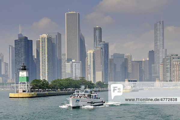 Excursion boat in front of the bridge of North Lake Shore Drive over Chicago River  behind it the skyline with Trump International Tower  3 Illinois Center  Swissotel  Aqua Building  Chicago  Illinois  United States of America  USA