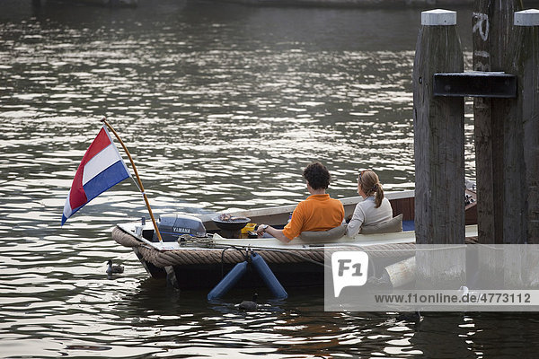 Menschen in einem Boot  Amsterdam  Holland  Niederlande  Europa