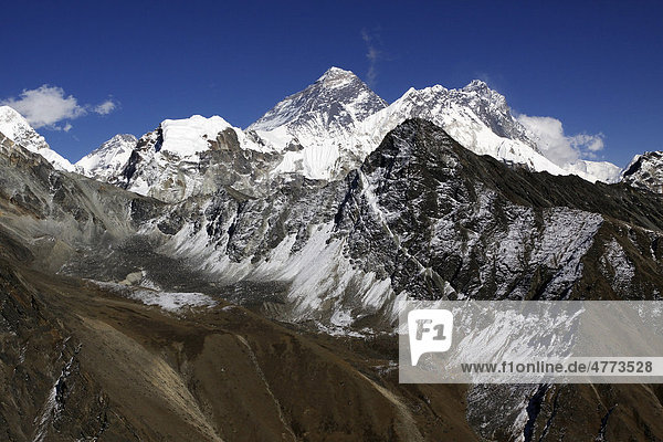 Mont Everest  8848 m  Nuptse links  7861 m  und Lhotse rechts  8516 m  vom Gokyo Ri aus  Khumbu  Sagarmatha-Nationalpark  Nepal  Asien