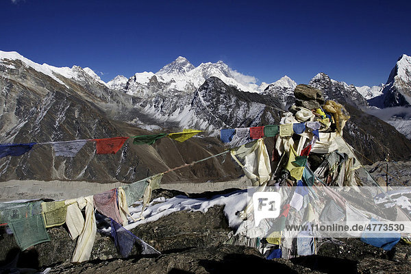 Gebetsfahnen vor dem Everestmassiv vom Gokyo Ri  5360 m  aus  Khumbu  Sagarmatha-Nationalpark  Nepal  Asien