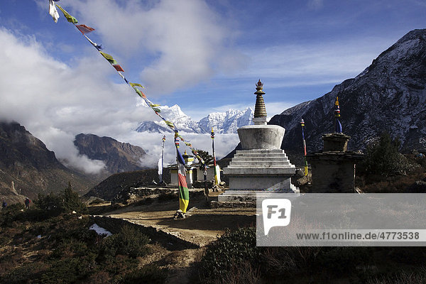 Stupa am Kloster von Thame auf 3800 m  hinten der Kusum Kanguru  6356 m  Khumbu  Sagarmatha-Nationalpark  Nepal  Asien