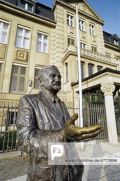 Johannes Rau  8. Bundespräsident  Denkmal vor der ehemaligen Staatskanzlei  Villa Horion  Düsseldorf  Nordrhein-Westfalen  Deutschland  Europa