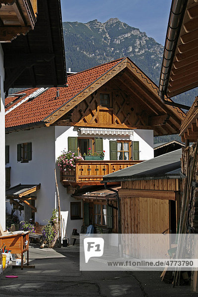 Traditionelles bayerisches Haus mit Balkon  Garmisch-Partenkirchen  Bayern  Deutschland  Europa