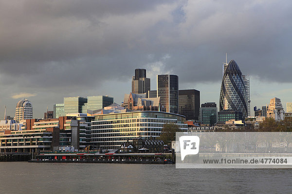 Blick über die Themse mit Gherkin  Swiss Re Tower  London  England  Großbritannien  Europa