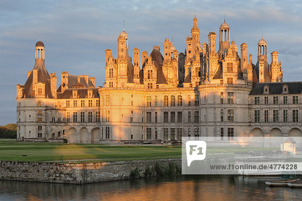 Schloss Chambord  Nordfassade mit Wassergraben  Department Loire et Cher  Region Centre  Frankreich  Europa