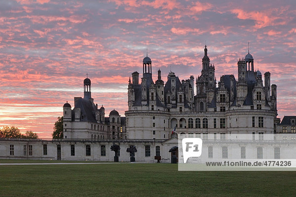 Schloss Chambord Südfassade  bei Sonnenuntergang  Department Loire et Cher  Region Centre  Frankreich  Europa