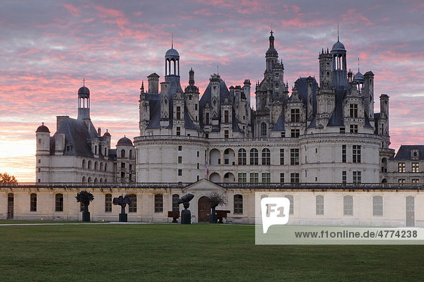Schloss Chambord Südfassade  bei Sonnenuntergang  Department Loire et Cher  Region Centre  Frankreich  Europa
