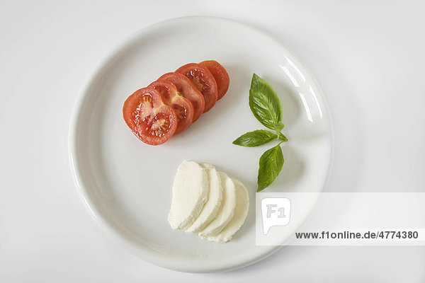 Teller mit Tomate  Mozzarella und Basilikum