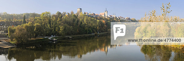 Bad Wimpfen spiegelt sich im Neckar im Herbst  Bad Wimpfen  Baden-Württemberg  Deutschland  Europa