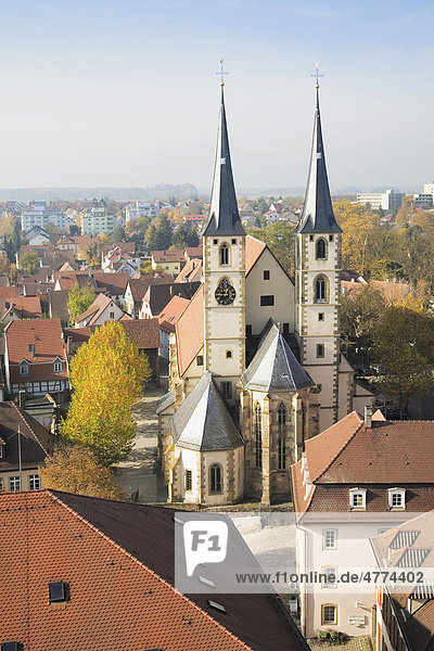 Aussicht vom Blauen Turm auf die Altstadt und die evangelische Stadtkirche von Bad Wimpfen  Baden-Württemberg  Deutschland  Europa