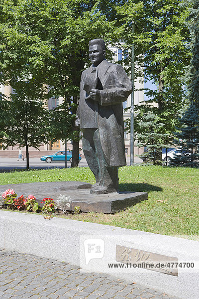 Präsident Dr. Karlis Ulmanis Statue an der Ecke von Valdemara Iela und Raina Bulvaris  Riga  Lettland  Nordeuropa