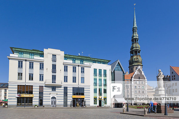 Der Kirchturm der Petrikirche mit Ratslaukums Platz  Vecriga  Altstadt  Riga  Lettland  Nordeuropa