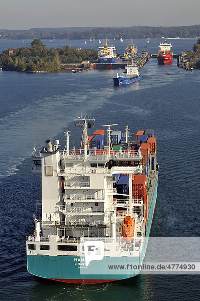 Schiffsverkehr mit Containerschiffen an der Schleuse Holtenau  Nord-Ostsee-Kanal  Kiel  Schleswig-Holstein  Deutschland  Europa