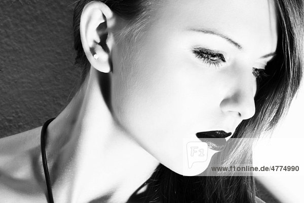 Junge Frau  Porträt  schwarz-weiß
