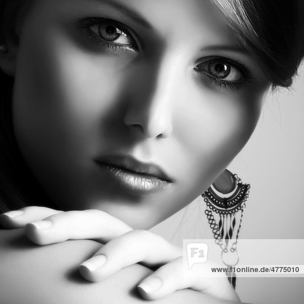 Junge Frau  Porträt  schwarz-weiß  Beauty