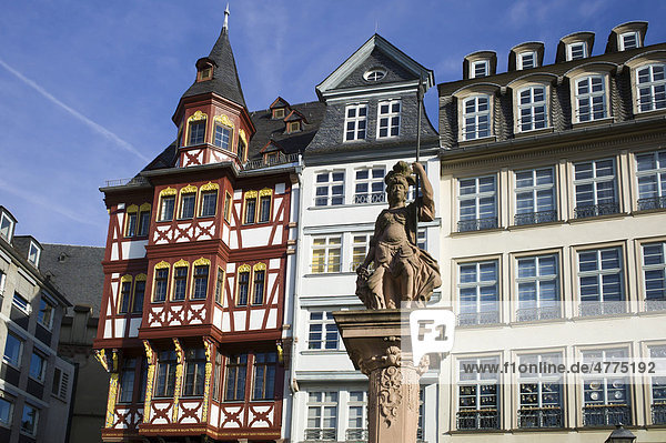 Haus Großer Engel  historisches Fachwerkhaus  vorne Minervabrunnen  Ostzeile  Römerberg  Frankfurt  Hessen  Deutschland  Europa
