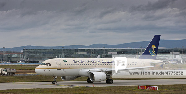 Ein Airbus der Saudi Arabian Arlines auf dem Rollfeld des Frankfurter Flughafens  Frankfurt  Hessen  Deutschland  Europa