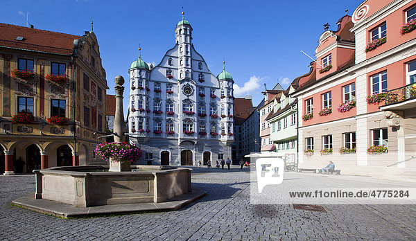 Steuerhaus mit Rathaus und Marktbrunnen auf dem Marktplatz  rechts Großzunft  Memmingen  Unterallgäu  Allgäu  Schwaben  Bayern  Deutschland  Europa