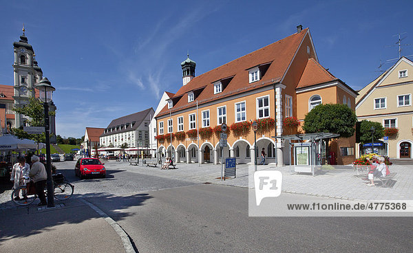 Marktplatz und Rathaus von Ottobeuren  hinten das Kloster Ottobeuren  Oberschwaben  Landkreis Unterallgäu  Bayern  Deutschland  Europa