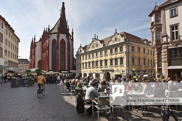 Touristen sitzen in einem Straßencafe  hinten das Falkenhaus und die Marienkapelle  Marktplatz  Würzburg  Bayern  Deutschland  Europa