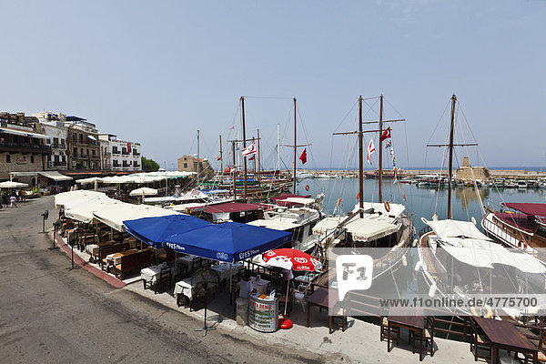 Blick auf den Hafen der Stadt Kyrenia  Nordzypern  Zypern