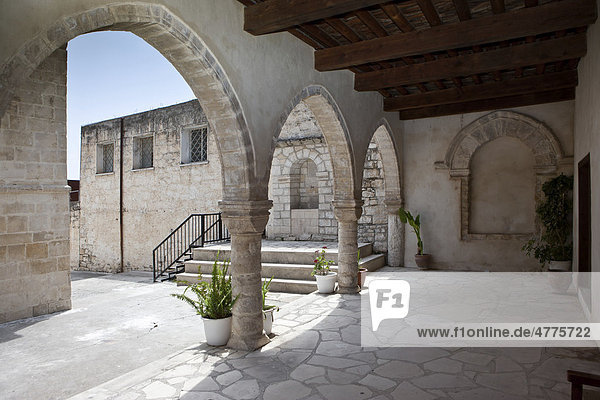 Kreuzgang der Klosterkirche Timiou Stavro  Omodos  Troodos-Gebirge  Zentralzypern  Zypern