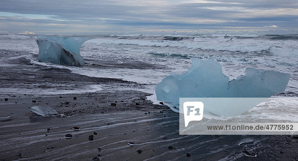 Eisberge am Strand vom Meer umspült  Jökulsarlon  Island  Europa