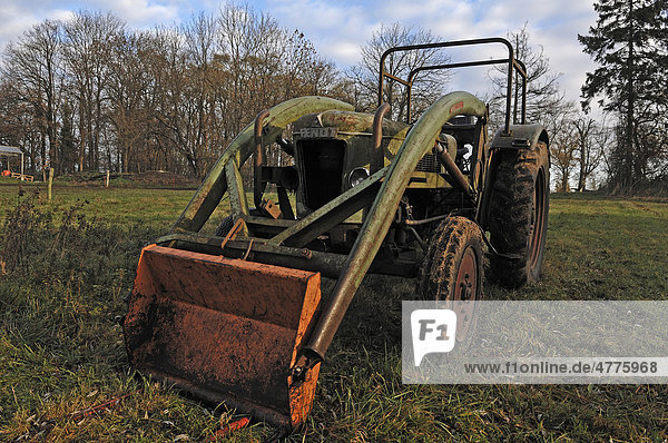 Alter Traktor der Marke Fendt von 1958  immer noch im Einsatz  Othenstorf  Mecklenburg-Vorpommern  Deutschland  Europa