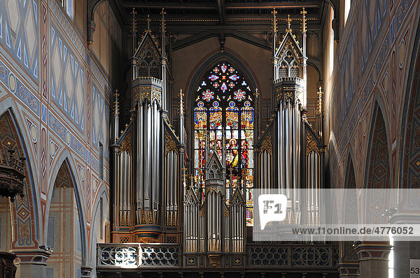 Orgel mit Kirchenfenster im Kirchenraum der neugotischen Laurenzenkirche  1850-1854  Marktgasse 25  St. Gallen  Schweiz  Europa