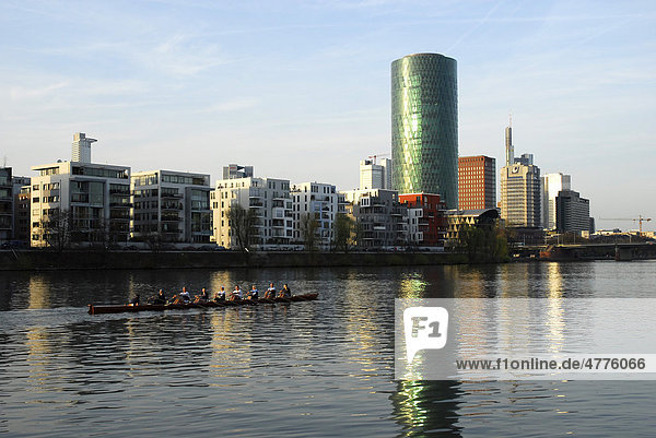 Ruderboot auf dem Fluss  Westhafen Tower im Gutleutviertel  Frankfurt am Main  Hessen  Deutschland  Europa