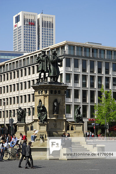 Gutenberg-Denkmal auf dem Platz am Roßmarkt  dahinter der Opernturm  Frankfurt am Main  Hessen  Deutschland  Europa