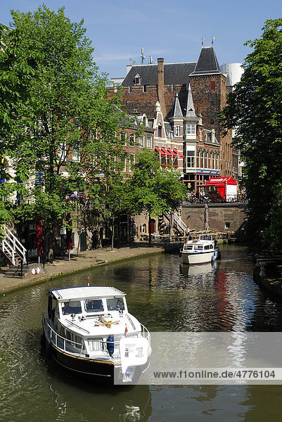Boote auf dem Kanal  Oudegracht  altes Stadtzentrum  Utrecht  Holland  Niederlande  Europa