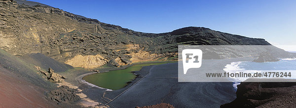 Grüne Lagune im Kraterkessel von El Golfo Lavastrand Lanzarote Kanarische Inseln Spanien Europa