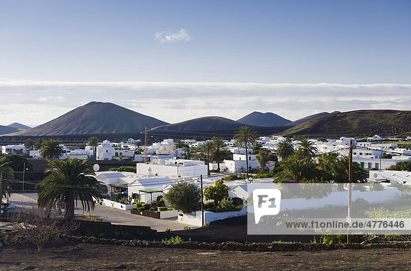 Weißes Dorf in Vulkanlandschaft Yaiza Lanzarote Kanarische Inseln Spanien Europa