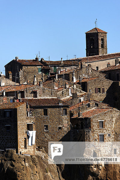 Blick auf den mittelalterlichen Stadtkern von Pitigliano  Tuffstein  Maremma Landschaft  Toskana  Italien  Europa