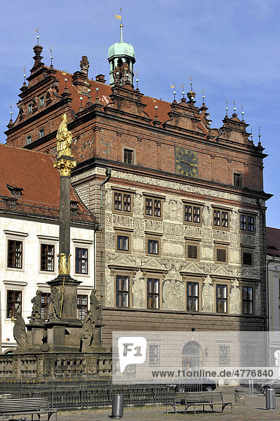 Pestsäule mit Pilsener Madonna  Renaissance-Rathaus mit Sgraffito  Platz der Republik  Pilsen  Böhmen  Tschechien  Europa