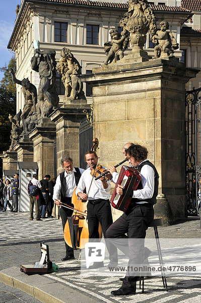 Straßenmusikanten am Eingangstor zum Ehrenhof  Prager Burg  Hradschin  Prag  Böhmen  Tschechien  Europa