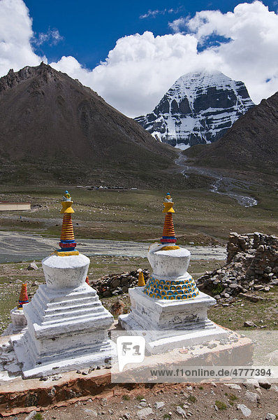 Stupas beim Dira-Puk Kloster  gegenüber dem heiligen Berg Kailash  Westtibet  Tibet  Zentralasien