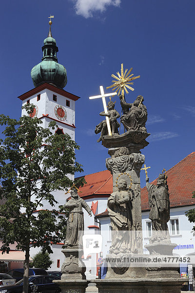 Stadtzentrum und Pfarrkirche Mariä Himmelfahrt in Tirschenreuth  Oberpfalz  Bayern  Deutschland  Europa
