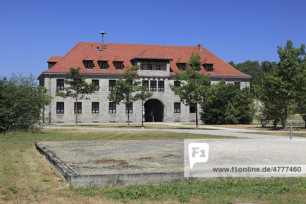 Kommandantur am Eingang zur KZ-Gedenkstätte Flossenbürg  Landkreis Neustadt an der Waldnaab  Oberpfalz  Bayern  Deutschland  Europa