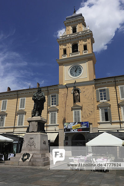 Garibaldistatue vor dem Palazzo del Governatore an der Piazza Garibaldi  Parma  Emilia Romagna  Italien  Europa