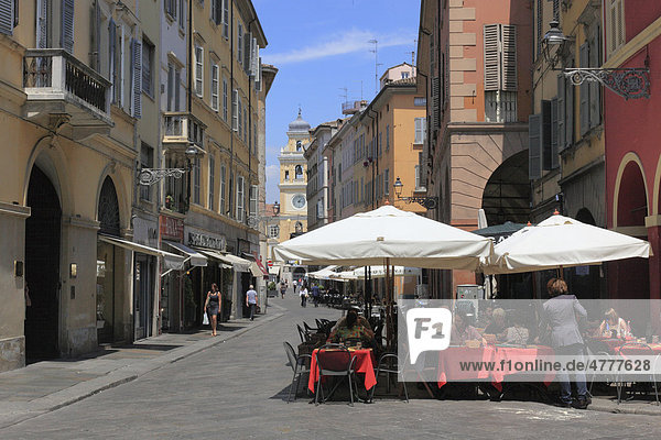 Straßencafe in der Altstadt von Parma  Emilia Romagna  Italien  Europa