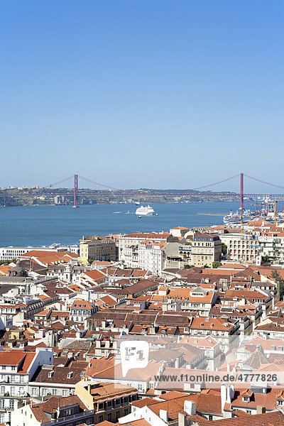 Ausblick vom Castelo über die Stadt  Lissabon  Portugal  Europa